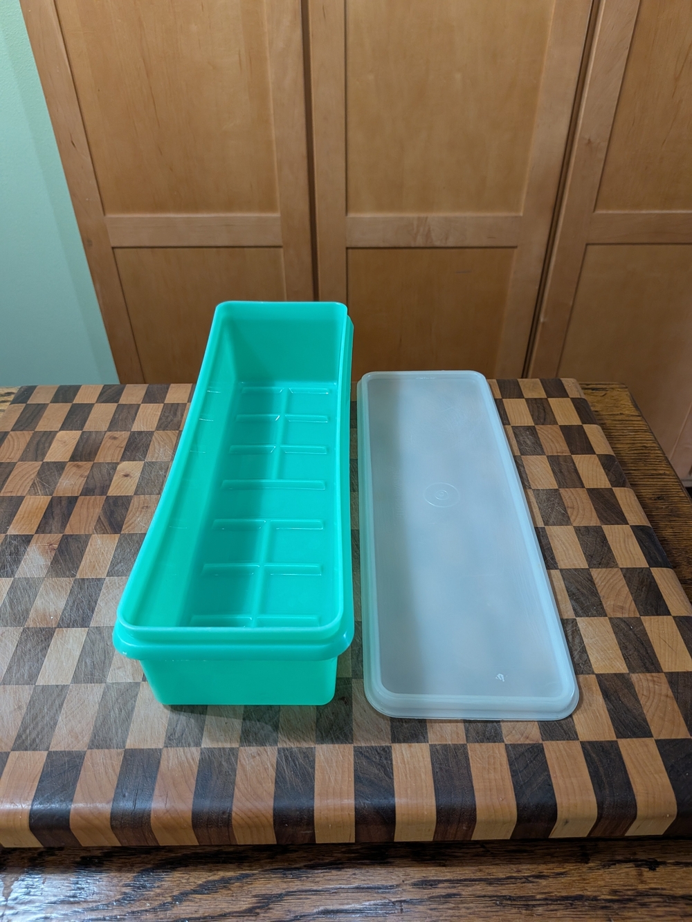 Tupperware Celery Keeper - Picture 2 of 3